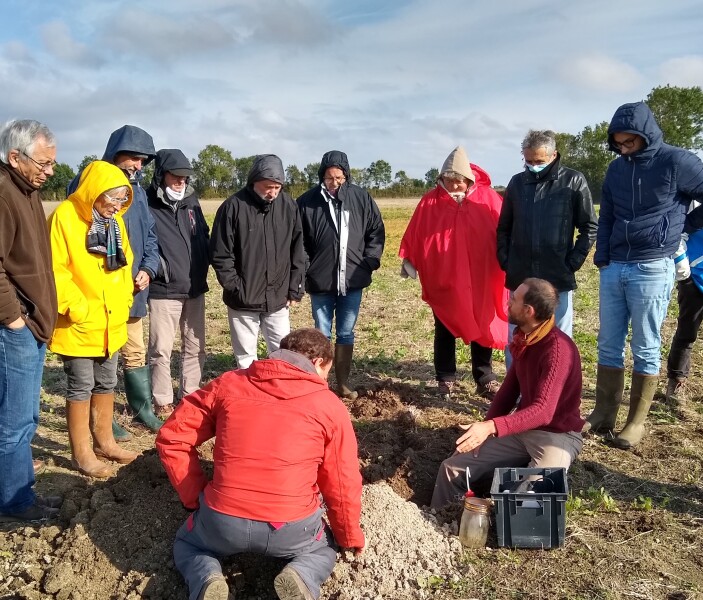 groupe-devant-fosse-pedologique